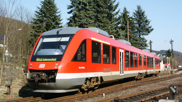 Ein roter Dieseltriebwagenzug des Type BR648 bei der Fahrt mit Ziel Lüdenscheid.