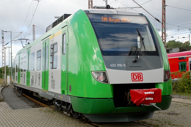Ein grün-weißer S-Bahn Zug vom Typ BR422 steht auf einem freistehenden Gleis.