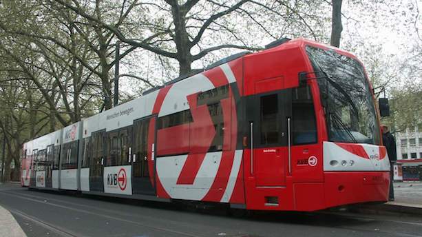 Ein rot-weißer Niederflurstadtbahnwagen vom Typ K4500 steht an einer Haltestelle.