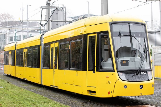 Ein gelber Niederflur-Stadtbahnwagen vom Typ NF4 steht auf freiem Gleis.