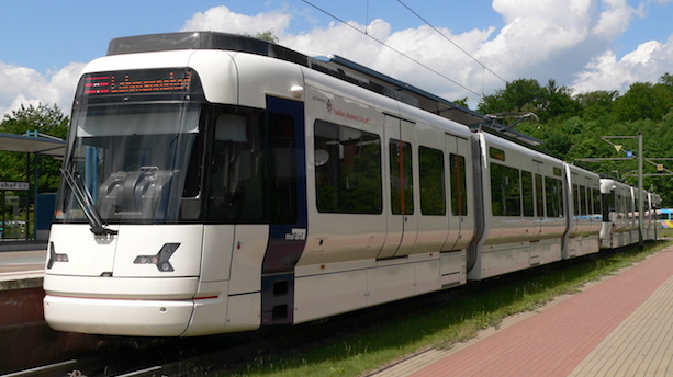 Ein weißer Stadtbahnwagen vom Typ GTZ8-B steht an einem Bahnsteig.