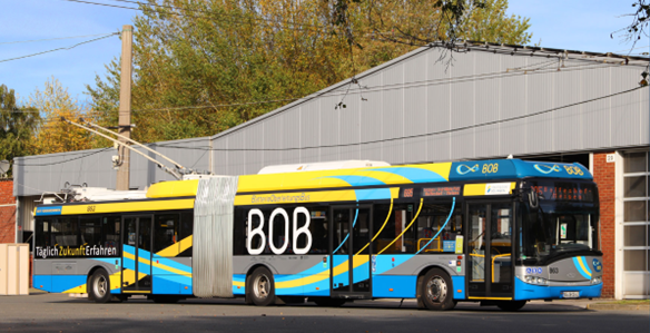 Ein blau-gelber BOB-Gelenkbus in Solingen.