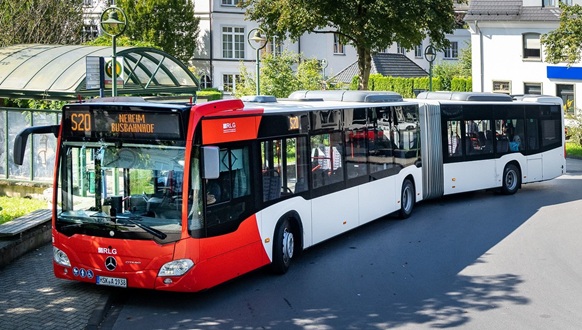 Rot-weißer Gelenkbus der RLG steht an einer Haltestelle