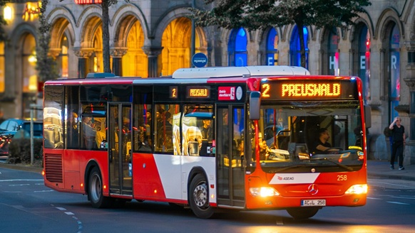 rot-weißer Standardlinienbus der ASEAG