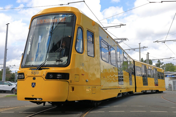 Das Foto zeigt einen gelben Stadtbahnwagen vom Typ HF1 der Ruhrbahn.