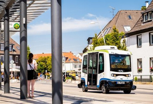 Ein autonom fahrender Kleinbus am Busbahnhof in Monheim.
