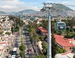 Eine Seilbahn mit kleinen Kabinen quert einen Straßenraum in Mexico City 