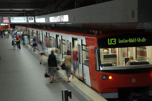 Fahrzeug der vollautomatisierten, fahrerlosen U-Bahn-Linie U3 an einem Bahnhof in Nürnberg.