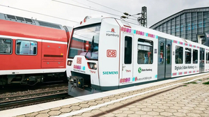 Ein Fahrzeug der digitalen S-Bahn Hamburg steht am Bahnsteig.