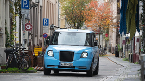 Das blaue On-Demand Fahrzeug der WSW mobil in Wuppertal