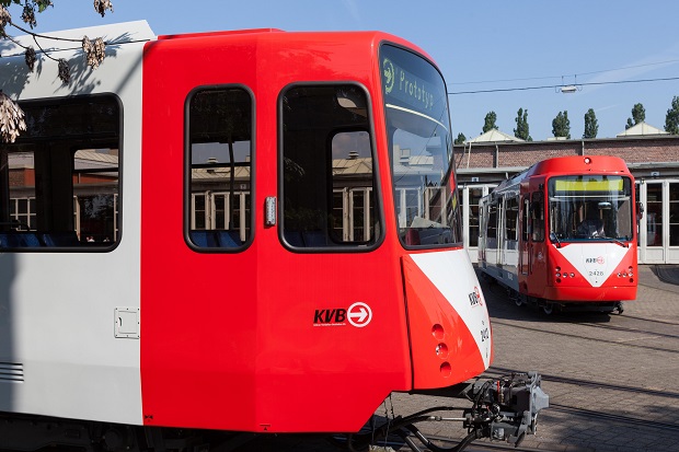 Zwei Stadtbahnwagen vom Typ K2400 stehen versetzt im Rangierdepot.