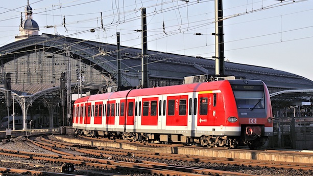 Ein rot-weißer S-Bahn Zug vom Typ BR423 fährt in den Kölner Hauptbahnhof ein.