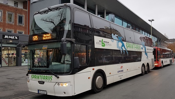 Ein weißer Doppeldeckerlinienbus steht an einem Bussteig.