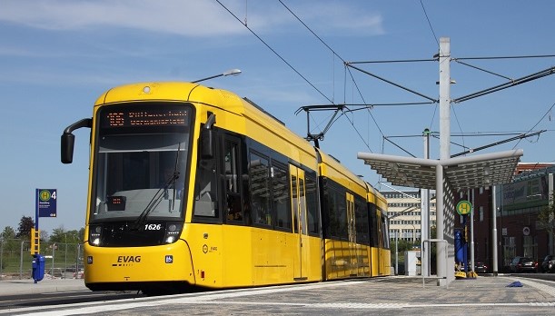 Ein gelber Niederflurstraßenbahnwagen vom Typ M8D-NF2 steht an einem Bahnsteig.